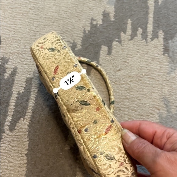 Vintage, small purse with gold, multi design, pattern, and silk inside - Picture 14 of 15